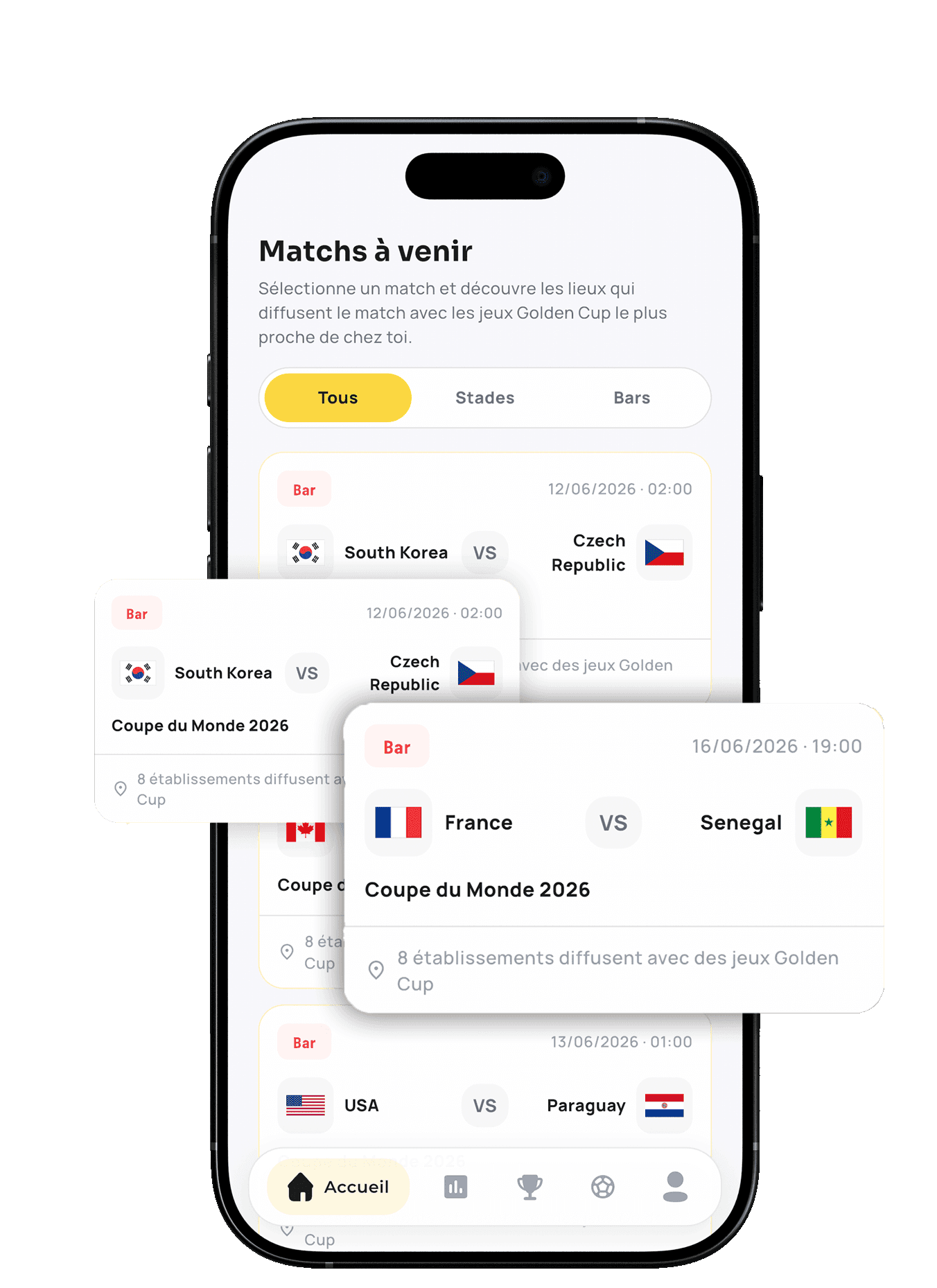 Une supportrice en maillot Golden Cup joue à l'application pendant un match